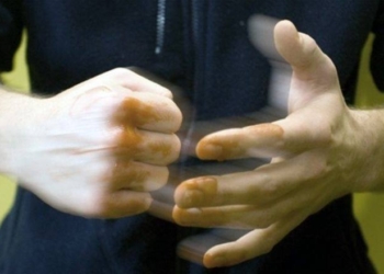 В Снигиревке задержали пьяного хулигана, который с палкой и железной трубой цеплялся к местным жителям