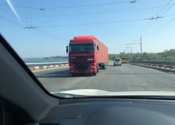 На Ингульском мосту со вчерашнего вечера стоит сломавшийся грузовик DAF. Водитель вместо знака оставил бутылку и пропал