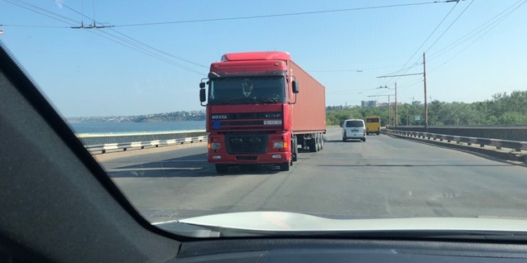 На Ингульском мосту со вчерашнего вечера стоит сломавшийся грузовик DAF. Водитель вместо знака оставил бутылку и пропал