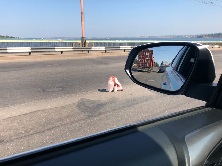 На Ингульском мосту со вчерашнего вечера стоит сломавшийся грузовик DAF. Водитель вместо знака оставил бутылку и пропал 4