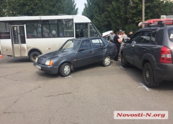 В Ингульском районе столкнулись маршрутка и две «легковушки»