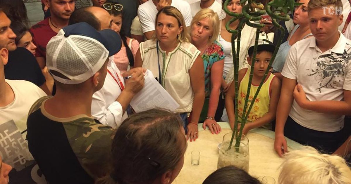 Больше 200 украинских туристов застряли в Хургаде