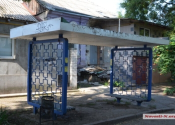 Сенкевич недоволен: «Это называется «содержание остановок»? Эти все надписи, которые заклеены бумажками?»