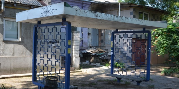 Сенкевич недоволен: «Это называется «содержание остановок»? Эти все надписи, которые заклеены бумажками?»