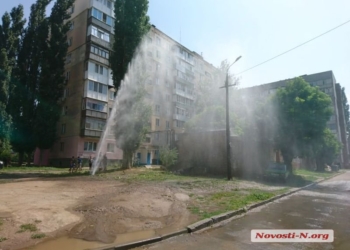 Фонтан высотой до 6 этажа: во дворе жилого дома в Николаеве мощный прорыв водопровода