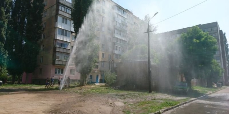 Фонтан высотой до 6 этажа: во дворе жилого дома в Николаеве мощный прорыв водопровода