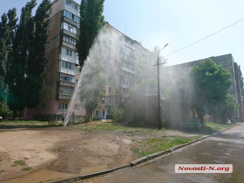 Фонтан высотой до 6 этажа: во дворе жилого дома в Николаеве мощный прорыв водопровода 1