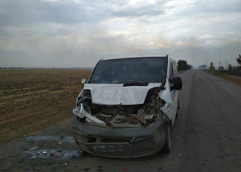 Из-за задымления трассы Т-15-08 на Николаевщине столкнулись КамАЗ и микроавтобус – один человек в больнице