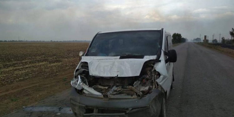 Из-за задымления трассы Т-15-08 на Николаевщине столкнулись КамАЗ и микроавтобус – один человек в больнице