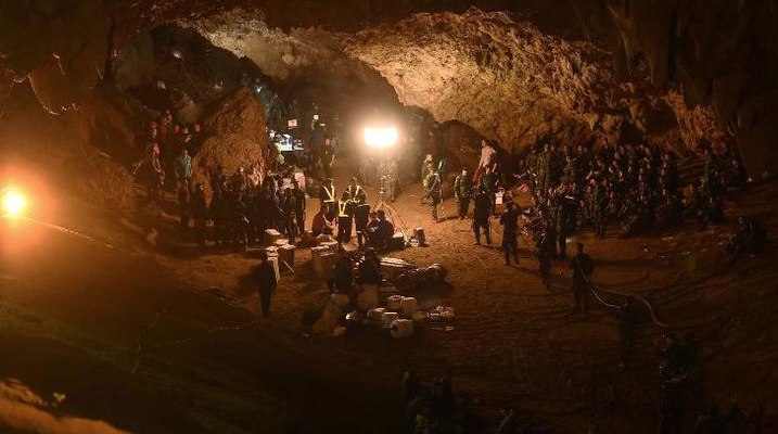 17 дней в пещерах. Сегодня в Таиланде завершилась операция по спасению юных футболистов – четверых подростков и тренера подняли на поверхность 15