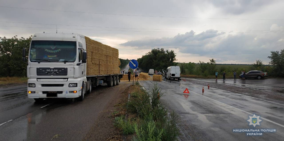 В Николаеве ночью сбили пьяного прохожего и бросили на дороге, а у Кандыбино произошло ДТП с участием микроавтобуса и фуры 8