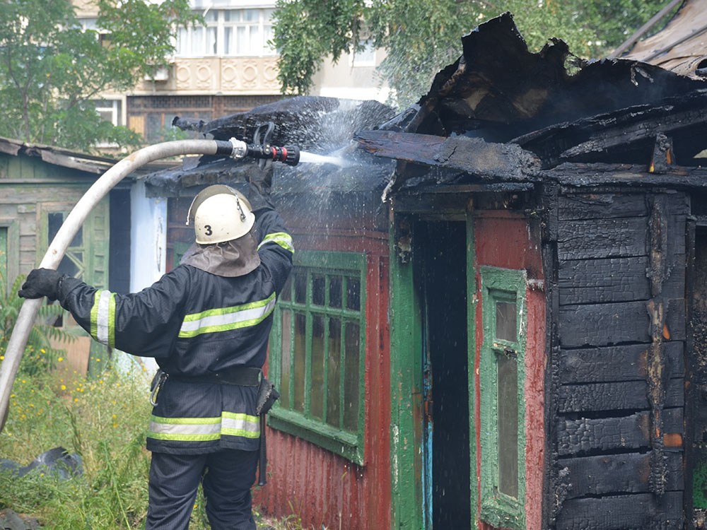 В Николаеве сгорел старый дом площадью 100 кв.м, в котором никто не жил 7