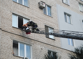 В Николаеве спасатели помогли правоохранителям снять женщину с окна 4 этажа – она пыталась спуститься по самодельной веревке