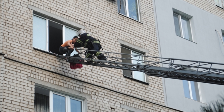 В Николаеве спасатели помогли правоохранителям снять женщину с окна 4 этажа – она пыталась спуститься по самодельной веревке