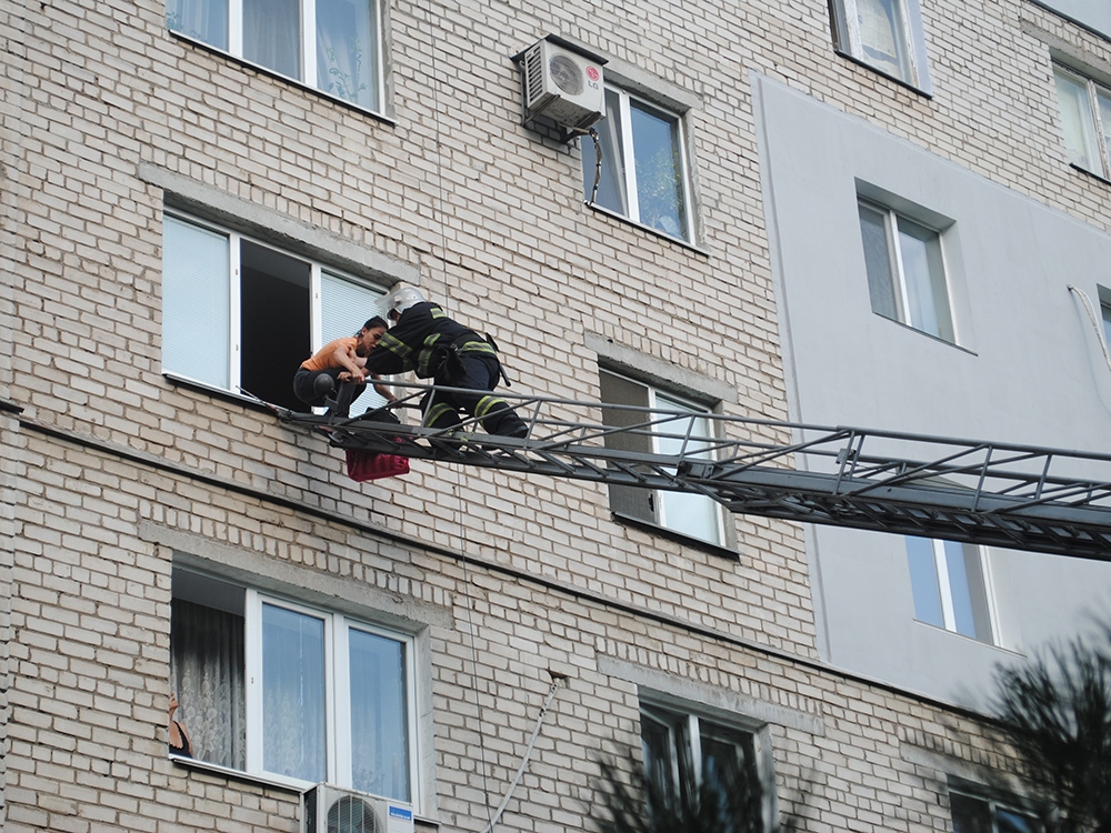 В Николаеве спасатели помогли правоохранителям снять женщину с окна 4 этажа – она пыталась спуститься по самодельной веревке 1
