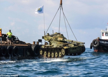 Танки для рыб! У берегов Ливана строят искусственный риф из отслужившей военной техники