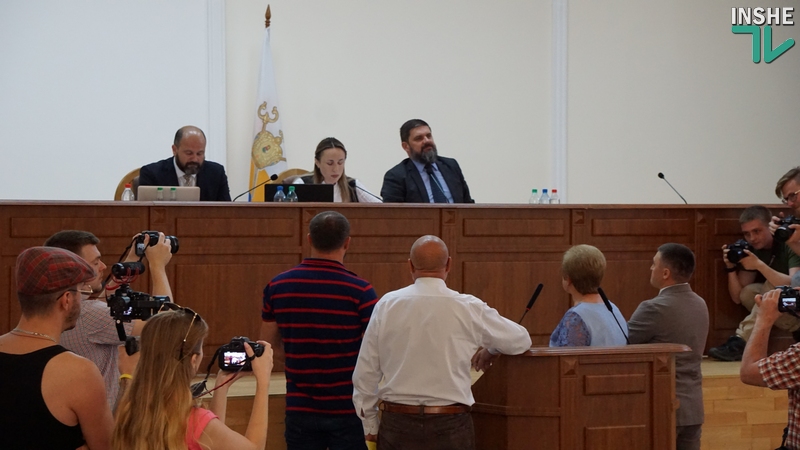 Пока 4 депутата ходили по трибуне и просили слова, Николаевский облсовет проголосовал и за вопрос по Кухте, и за поддержку обращения по Томосу 7