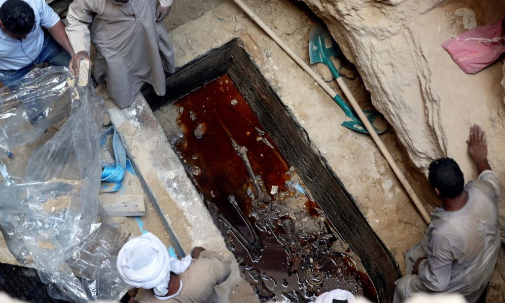 В Египте нашли 30-тонный саркофаг IV века до нашей эры. Подозревали, что там могут лежать останки Александра Македонского 1