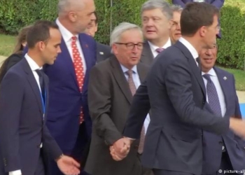 Об этом говорят. Еврокомиссия объяснила странную походку Юнкера на саммите НАТО