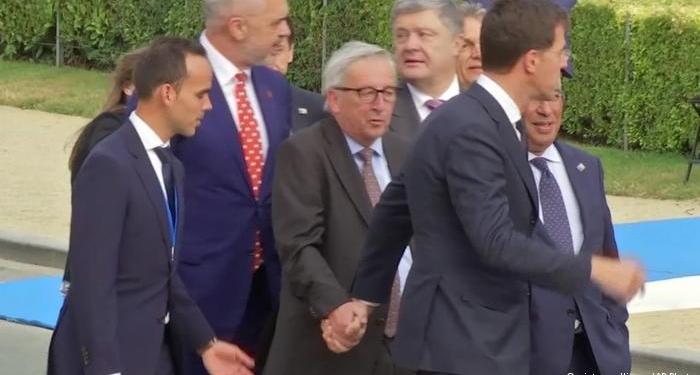 Об этом говорят. Еврокомиссия объяснила странную походку Юнкера на саммите НАТО