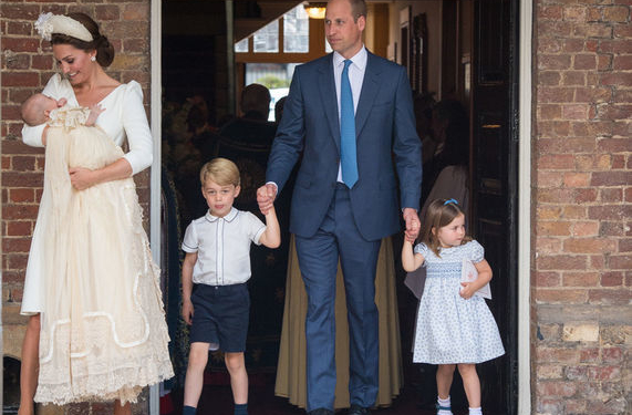 Кенсингтонский дворец обнародовал официальные фото с крестин принца Луи