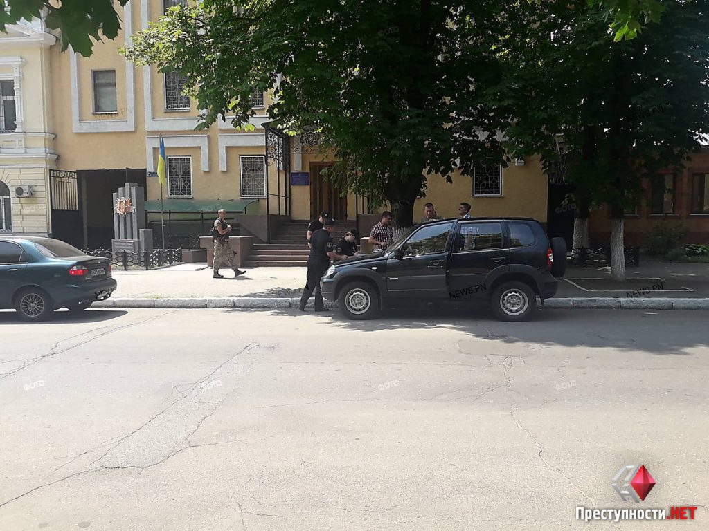 В Николаеве искали взрывчатку в подозрительном автомобиле возле управлений СБУ и Нацполиции 3