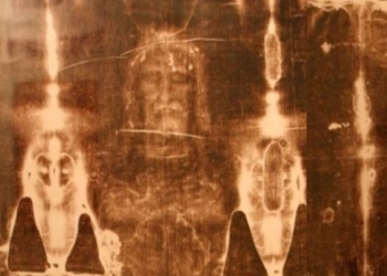 Пятна крови на Туринской плащанице признали подделкой