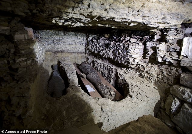 Археологи откопали под Каиром 2500-летнюю мастерскую мумификации 11