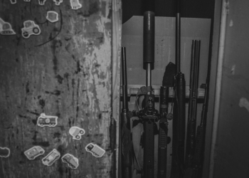 Трое украинцев обвинили сотрудников СБУ, которые проводили у них обыски под предлогом борьбы с торговлей оружием, в краже ценного имущества