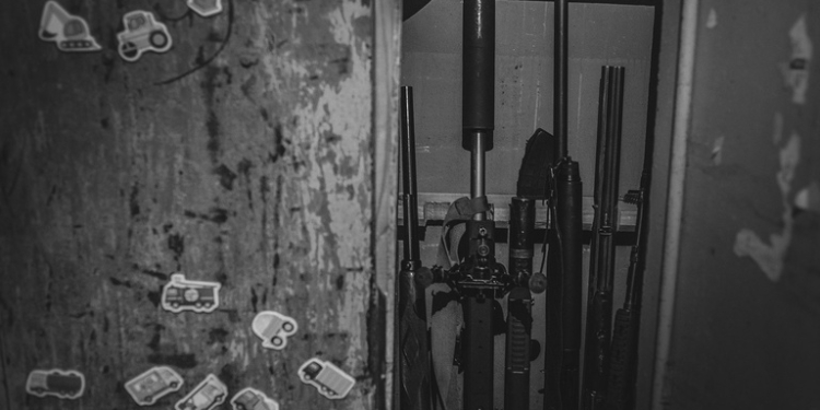 Трое украинцев обвинили сотрудников СБУ, которые проводили у них обыски под предлогом борьбы с торговлей оружием, в краже ценного имущества