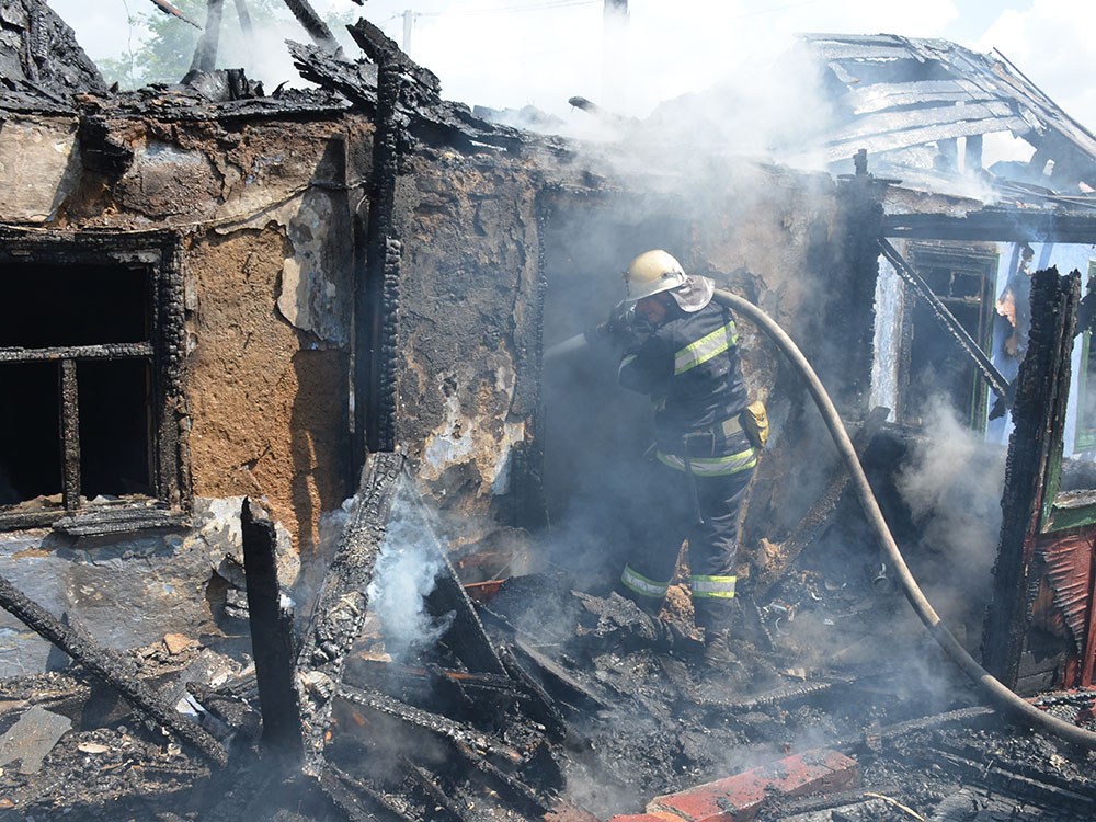 В Николаеве сгорел старый дом площадью 100 кв.м, в котором никто не жил 9