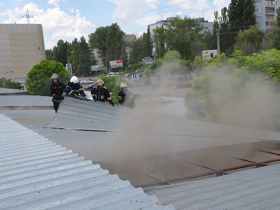 В Николаеве загорелась крыша производственных помещений – сообща потушили быстро 10