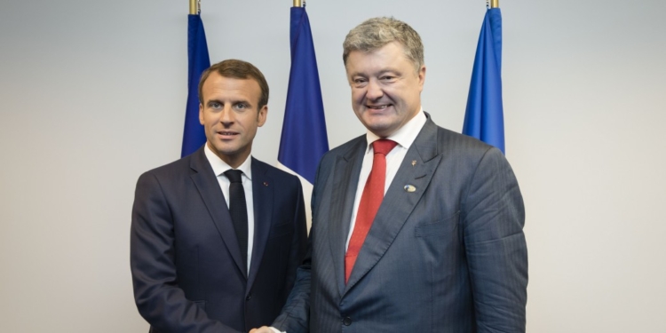 Макрон встретился с Порошенко перед поездкой в РФ к Путину
