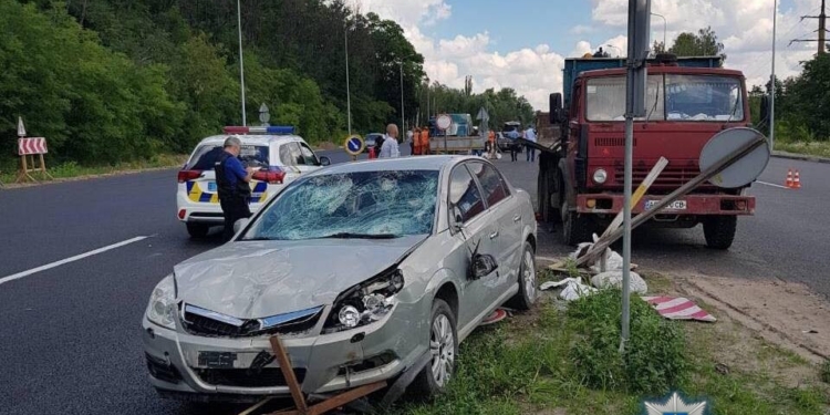 На автодороге “Киев – Одесса” водитель «Опеля» сбил группу дорожников. Один из них погиб