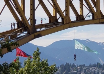 В Канаде семь человек устроили воздушную блокаду танкерам с нефтью, повиснув под мостом