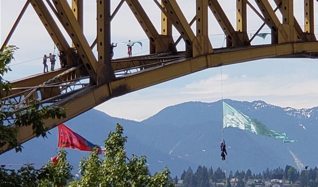 В Канаде семь человек устроили воздушную блокаду танкерам с нефтью, повиснув под мостом