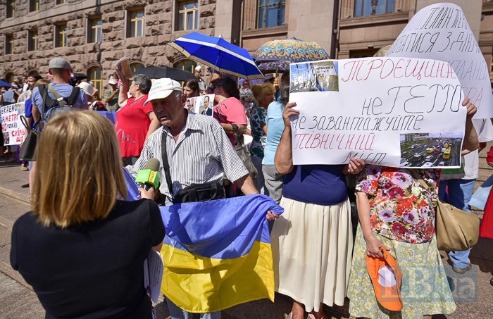 В Киеве проходят акции за и против подорожания проезда в метро 4