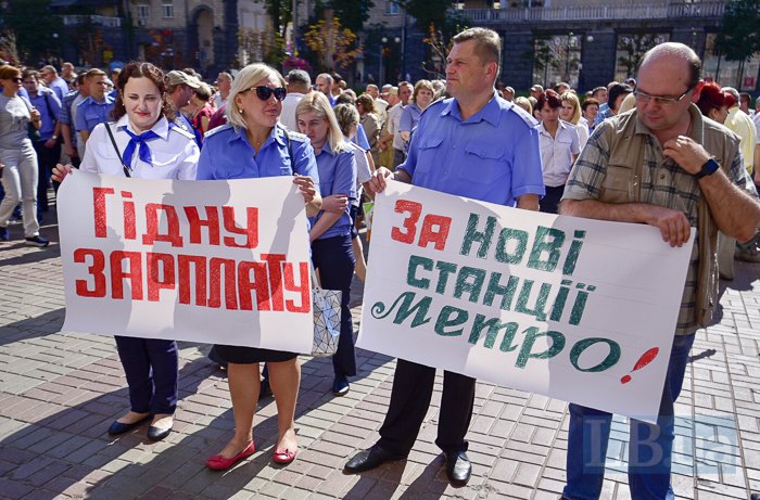 В Киеве проходят акции за и против подорожания проезда в метро 12