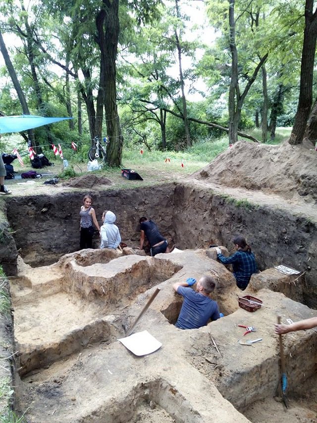 В Чернигове обнаружили старинное семиярусное кладбище 11