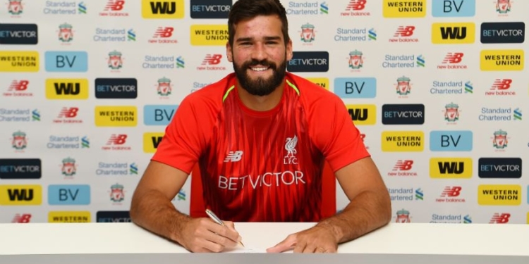 “Ливерпуль” завершил рекордное приобретение голкипера