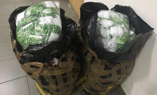 Водитель пассажирского автобуса пытался незаконно ввезти в Украину более 10 тысяч пар носков