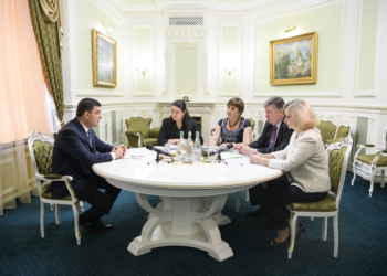 Гройсман поручил найти виновных в задержке пенсий