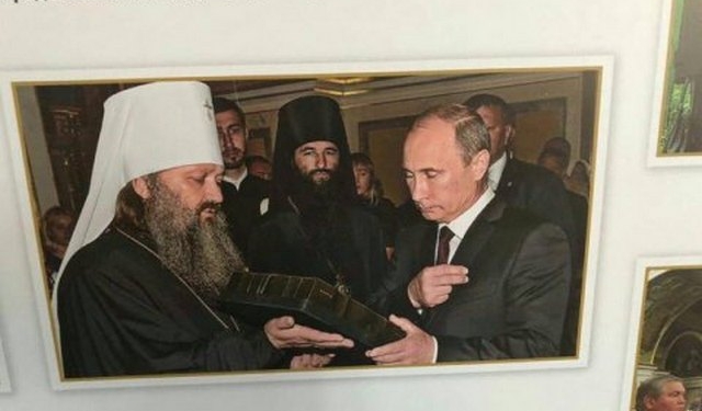 На выставке в Лавре вывесили фото Путина и патриарха Кирилла, но потом убрали