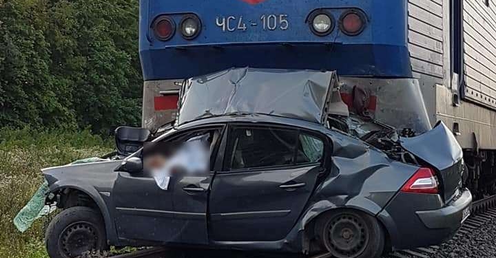 Автомобиль попал под поезд Киев – Бердянск, есть жертвы