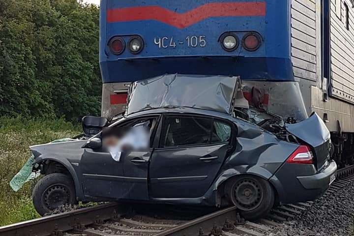 Автомобиль попал под поезд Киев - Бердянск, есть жертвы 1