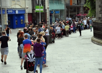 Это не за айфонами: в Великобритании люди выстаивали 9-часовые очереди за медвежатами Тедди