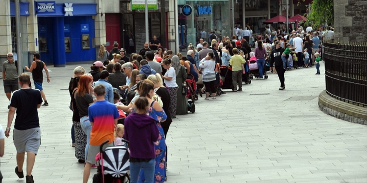 Это не за айфонами: в Великобритании люди выстаивали 9-часовые очереди за медвежатами Тедди