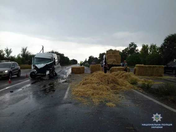 В Николаеве ночью сбили пьяного прохожего и бросили на дороге, а у Кандыбино произошло ДТП с участием микроавтобуса и фуры 12