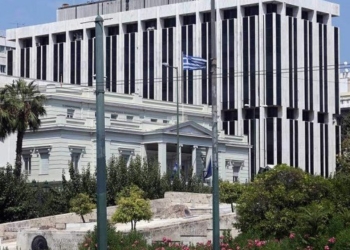 За вмешательство во внутренние дела. Греция высылает двух российских дипломатов