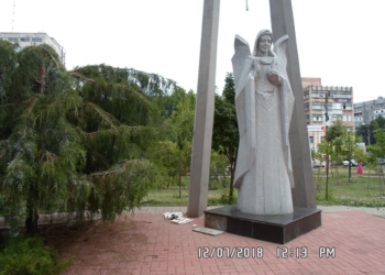 Полиция ищет свидетелей, которые могли видеть вандалов, повредивших памятник «Скорбный ангел Чернобыля» в Николаеве